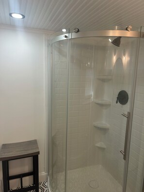 Shower, hair dryer, towels, soap - Pond front in Yarmouth, off Rt28 close to everything ! (Yarmouth)