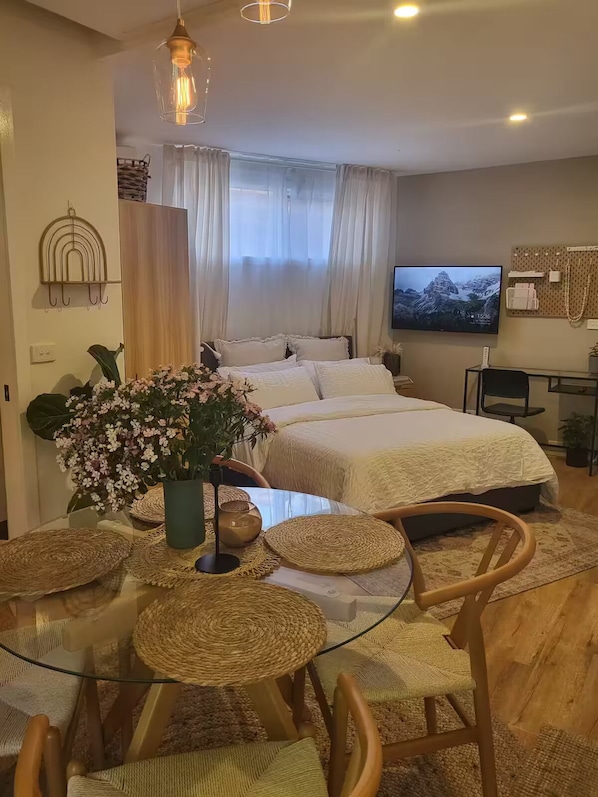 1 bedroom, iron/ironing board, WiFi, bed sheets - A cosy and private studio in Boronia for two with yard (Boronia)