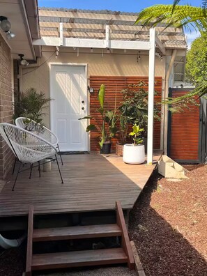 Terrace/patio - A cosy and private studio in Boronia for two with yard (Boronia)