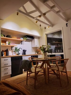 Private kitchen - A cosy and private studio in Boronia for two with yard (Boronia)