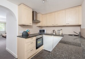 Een koelkast, een magnetron, een oven, een vaatwasser