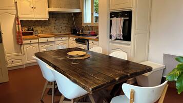 冷蔵庫、オーブン、コンロ、食器洗い機