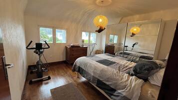 4 室のベッドルーム、アイロン / アイロン台、WiFi、ベッドシーツ