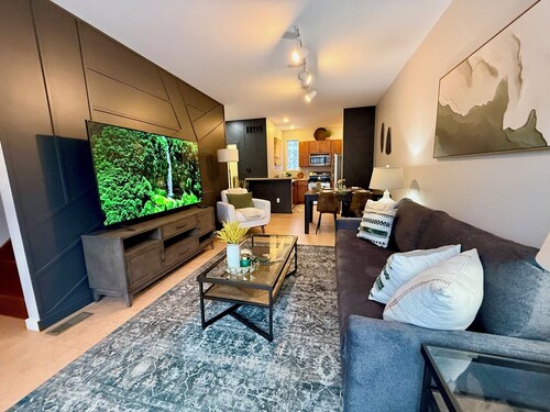 Charming Downtown Dayton Townhome with private garage