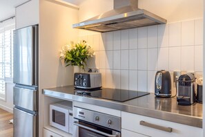 Frigorífico, microondas, horno y placa de cocina
