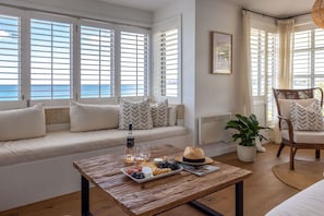 Televisión, reproductor de DVD y oficina 