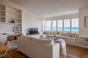 テレビ、DVD プレーヤー、書斎 / ワークスペース