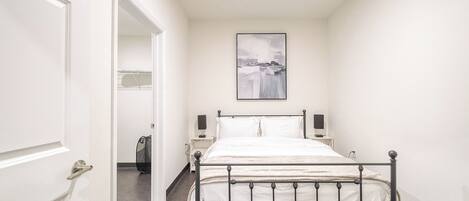 Iron/ironing board, WiFi, bed sheets