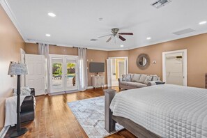 4 bedrooms, iron/ironing board, free WiFi, bed sheets - Cozy farmhouse right outside the city. Perfect for a getaway with big groups. (Lake Charles)