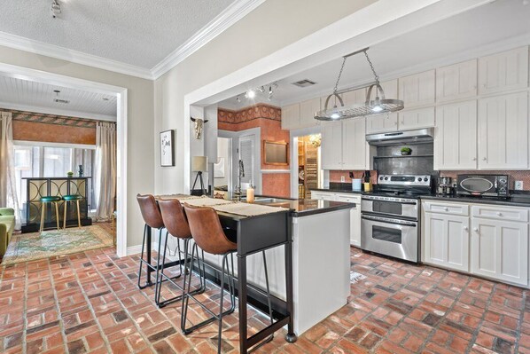 Fridge, microwave, oven, stovetop - Cozy farmhouse right outside the city. Perfect for a getaway with big groups. (Lake Charles)