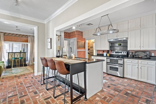 Cozy farmhouse right outside the city. Perfect for a getaway with big groups.