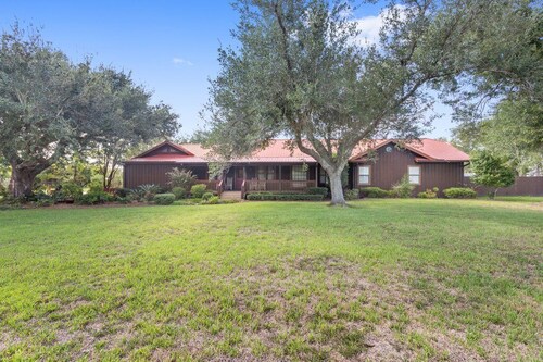 Cozy farmhouse right outside the city. Perfect for a getaway with big groups.