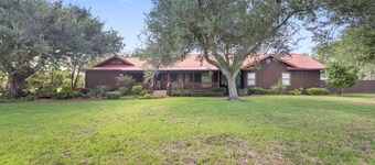 Cozy farmhouse right outside the city. Perfect for a getaway with big groups.