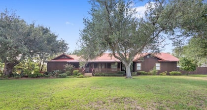 Cozy farmhouse right outside the city. Perfect for a getaway with big groups.