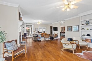 Smart TV, music library - Cozy farmhouse right outside the city. Perfect for a getaway with big groups. (Lake Charles)