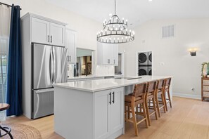 Kylskåp, mikrovågsugn, ugn och spishäll