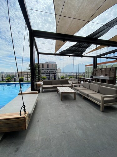 Lux 2 BR apartment, swimming pool, gym and free parking in downtown Monterrey