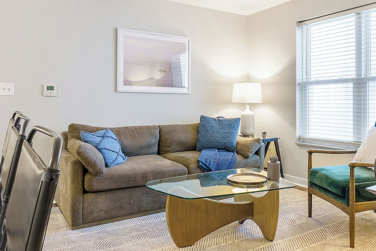 Apartment, 2 Bedrooms | Living area | 40-inch TV with digital channels