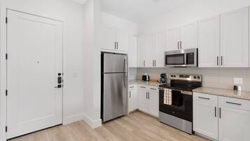 Apartment, 1 Bedroom | Private kitchen | Full-size fridge, microwave, oven, stovetop