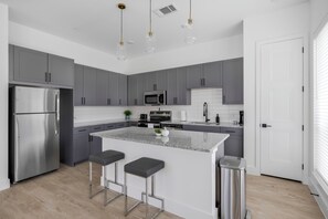 Apartment, 2 Bedrooms, 2 Bathrooms | Private kitchen | Full-size fridge, microwave, oven, stovetop - Landing Apartments Denton (Denton)