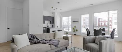 Apartment, 2 Schlafzimmer, 2 Bäder (QueenBed) | Wohnbereich | 40-Zoll-Fernseher mit Digitalempfang