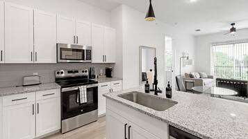 Apartment, 2 Bedrooms (QueenBed) | Private kitchen