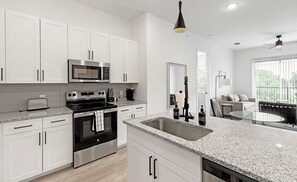 Apartment, 2 Bedrooms | Private kitchen | Full-size fridge, microwave, oven, stovetop - Landing Apartments Denton (Denton)