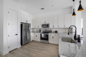Apartment, 3 Bedrooms | Private kitchen | Full-size fridge, microwave, oven, stovetop - Landing Apartments Denton (Denton)
