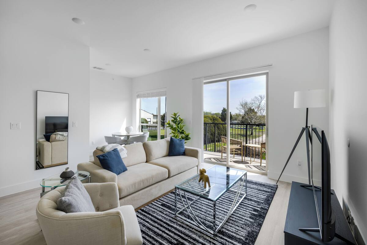 Apartment, 3 Bedrooms (QueenBed) | Living area | 40-inch TV with digital channels