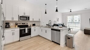 Apartment, 1 Bedroom | Private kitchen | Full-size fridge, microwave, oven, stovetop - Landing Apartments Denton (Denton)