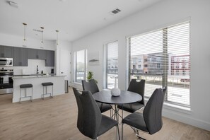 Apartment, 2 Bedrooms, 2 Bathrooms | Private kitchen | Full-size fridge, microwave, oven, stovetop - Landing Apartments Denton (Denton)