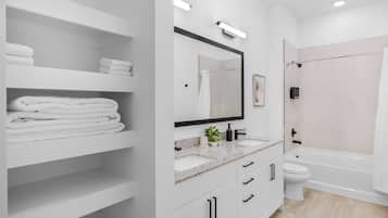 Apartment, 3 Bedrooms | Bathroom | Free toiletries, hair dryer, towels, soap