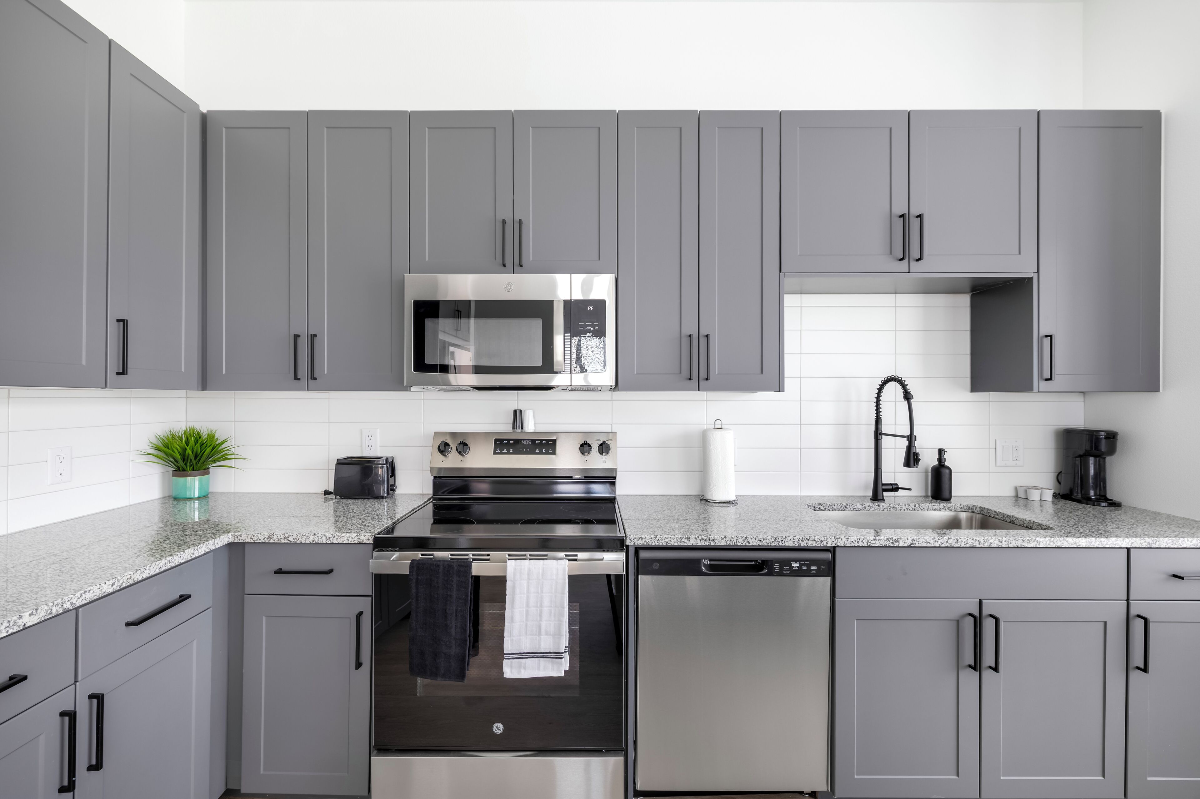 Apartment, 2 Bedrooms, 2 Bathrooms | Private kitchen | Full-size fridge, microwave, oven, stovetop