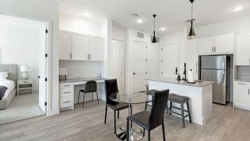 Căn hộ, 2 phòng ngủ (QueenBed) | Bếp riêng | Tủ lạnh, lò vi sóng, lò nướng, bếp nấu