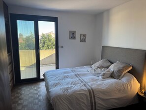 4 slaapkamers, een strijkplank/strijkijzer, wifi