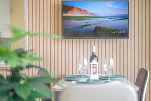 高级公寓式客房, 庭院景观 | 客房内用餐