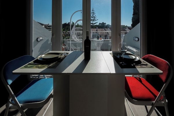 Apartamento económico, vistas parciales al mar | Servicio de comidas en la habitación