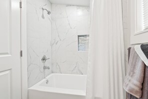 Regadera, toallas, jabón, papel de baño 