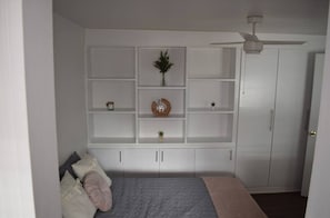 4 slaapkamers, een strijkplank/strijkijzer, wifi, beddengoed