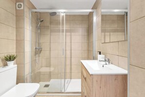ヘアドライヤー、タオル、石鹸、トイレットペーパー