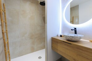 Shower, hair dryer, towels