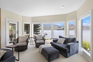 Suite de lujo, 2 habitaciones, para no fumadores, vista al lago | Tabla de planchar con plancha y wifi gratis 