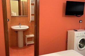 Shower, bidet, towels