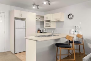 Réfrigérateur, micro-ondes, four, lave-vaisselle