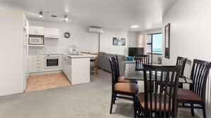 Un apartamento moderno con cocina, comedor y sala de estar.