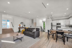Smart TV - Bright & Luxurious Retreat Home, Private Oasis With Panoramic Views! (Los Angeles)