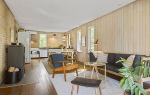 TV, fireplace - Cozy home in Vejby with WiFi (Vejby)