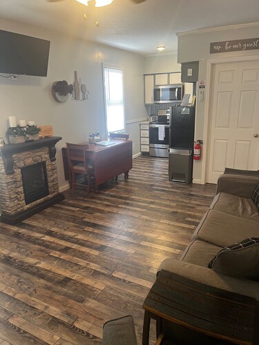 Bourbon Oak Hideaway 2 offers a 2 bed 2.5 bath apartment in historic Bardstown. 