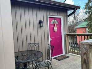Outdoor dining - Bourbon Oak Hideaway 2 offers a 2 bed 2.5 bath apartment in historic Bardstown. (Bardstown)