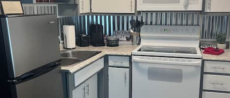 Réfrigérateur, four à micro-ondes, un four, surface de cuisson